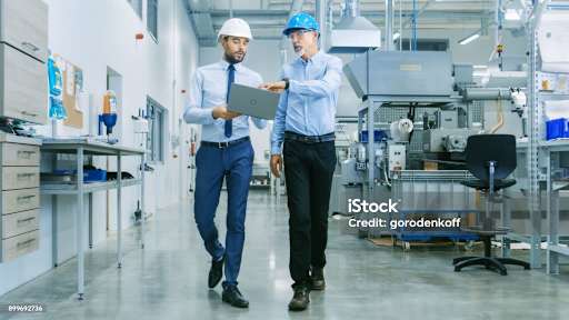 Ingeniero revisando archivos y versiones de planos para un proyecto CNC.