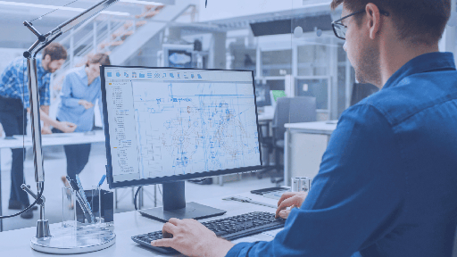 Ingeniero revisando archivos del proyecto en un entorno controlado
