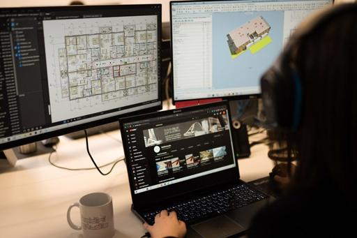 Ingeniero gestionando envío escalonado de información técnica para proyecto CNC