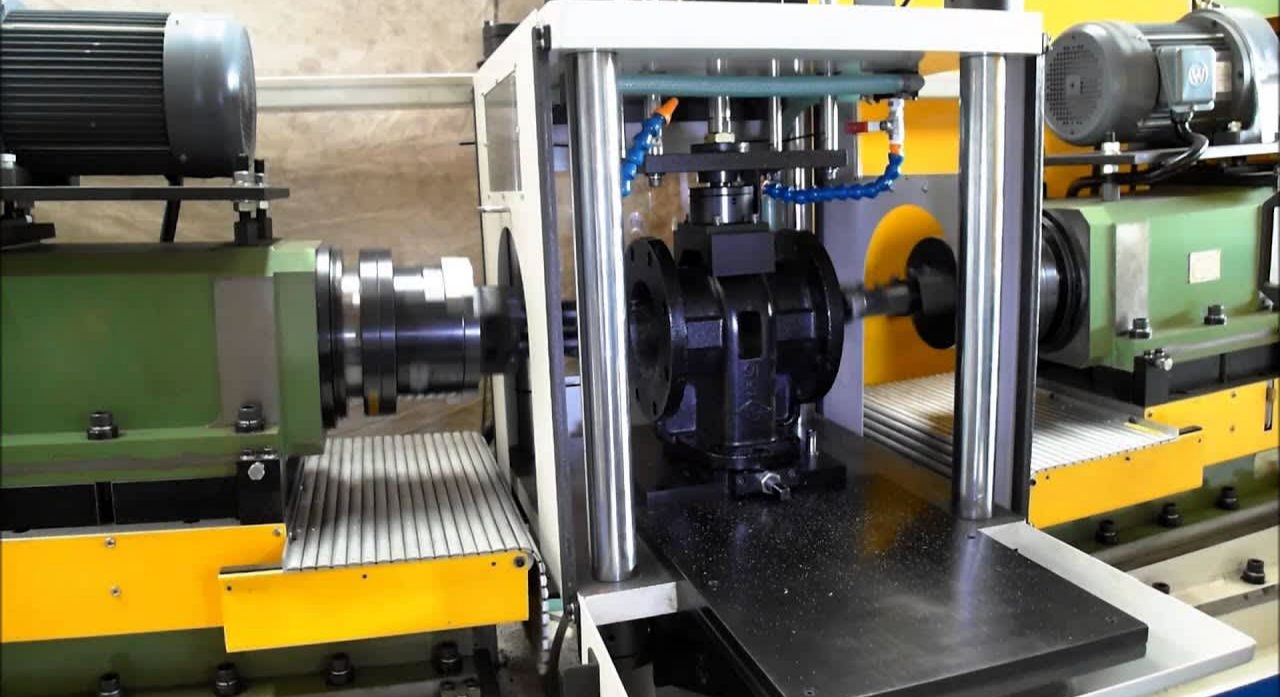 Entorno estándar de mecanizado CNC de 3 ejes para piezas industriales convencionales.