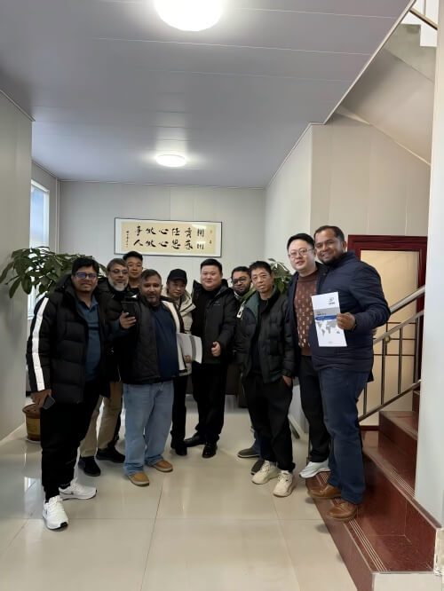 Cliente visitando la fábrica y conociendo el entorno de producción y el flujo de colaboración
