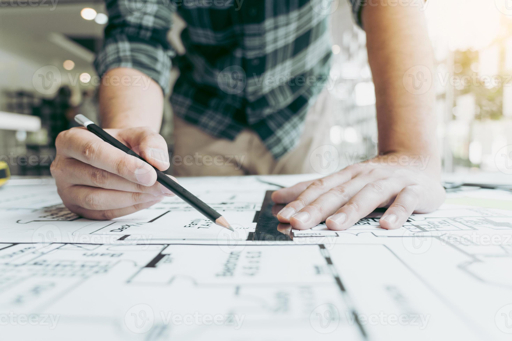 Ingeniero comprobando planos y requisitos de cotización para piezas CNC